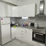 Cozy With Free Parking Апартаменты *