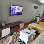 Cozy With Free Parking Апартаменты *